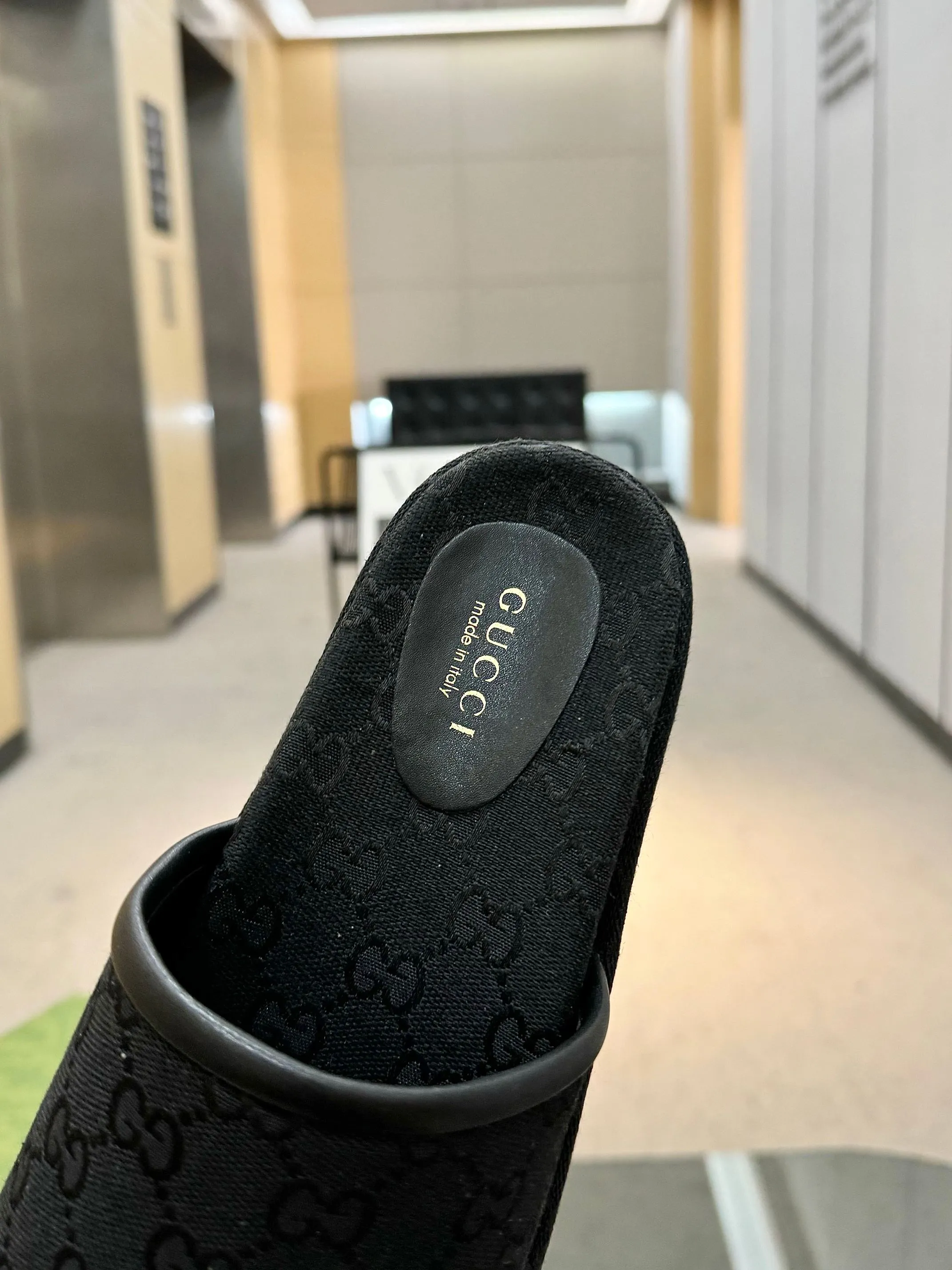 👟👟Ex-factory price 400👟👟 Shipped all year round, Gucci's latest limited edition thick-soled slippers. Top quality for sale. Purchase genuine product for development. The material and workmanship are consistent with the original. Upper: original special printing process. Lining: dyed sheepskin. Outsole: Italian private model outsole. Size: 35-43M standard size. 41, 42, 43 are also customized and cannot be returned. Sole thickness: 5.5cm. Forefoot 4cm.